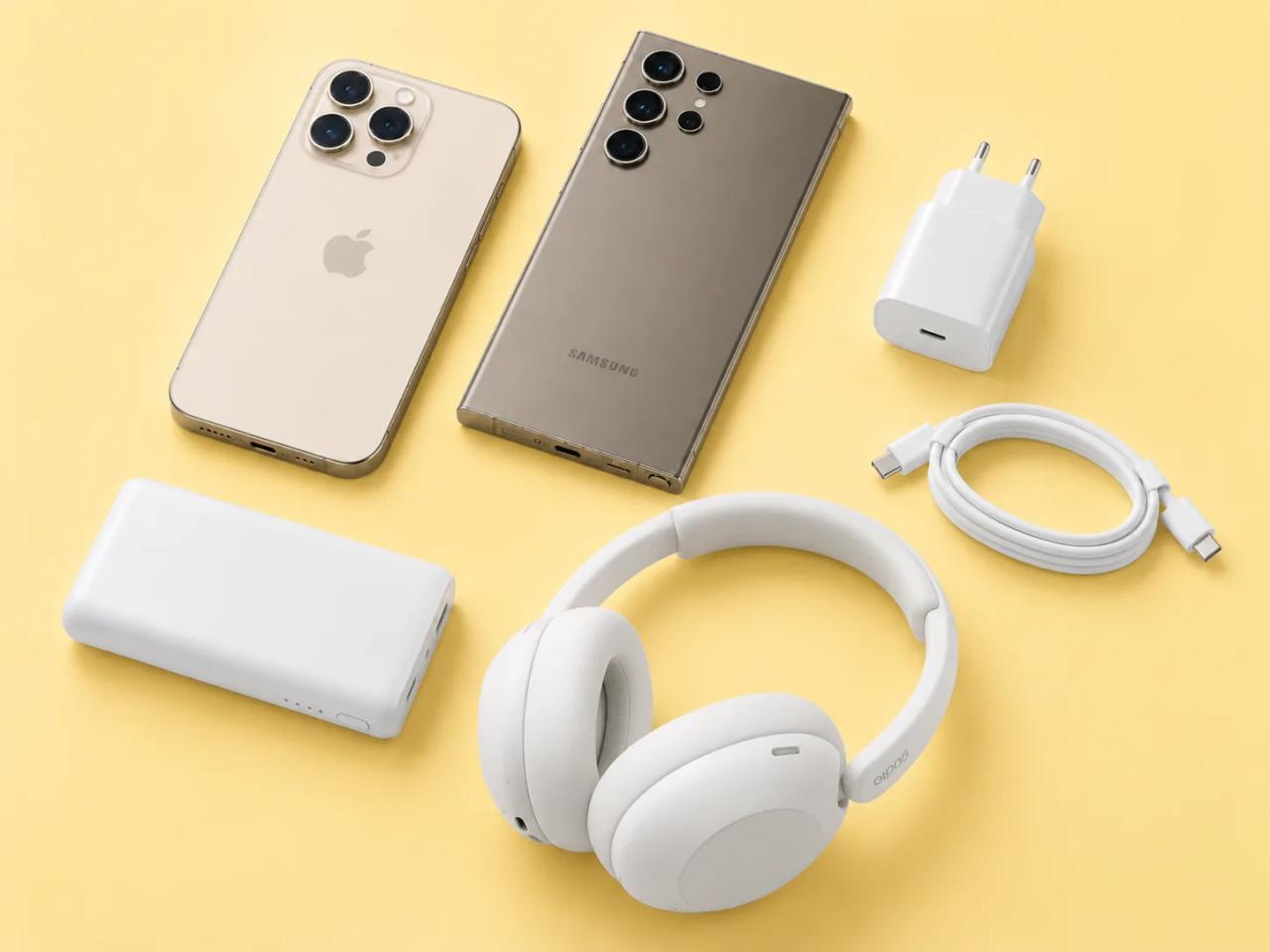 Smarttelefoner fra Apple og Samsung samt tilbehør som hodetelefoner, lader og powerbank