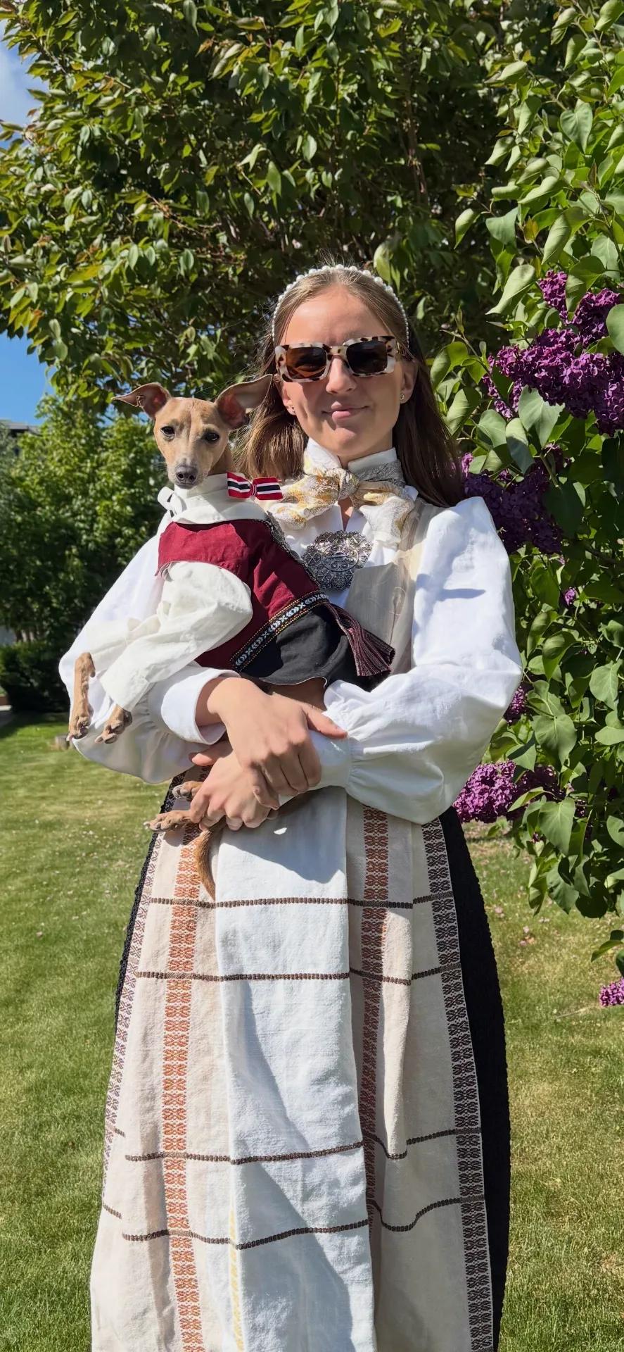 Jonna i et lyst og trivelig rom